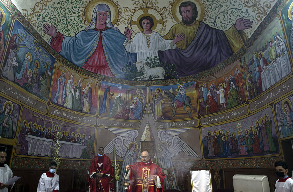 Gaza, raid colpisce chiesa: ferito padre Romanelli Gaza, raid colpisce chiesa: ferito padre Romanelli