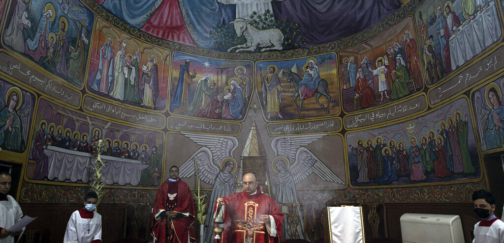 Gaza, raid colpisce chiesa: ferito padre Romanelli Gaza, raid colpisce chiesa: ferito padre Romanelli