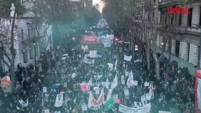 Argentina, proteste a Buenos Aires contro i tagli alla sanità