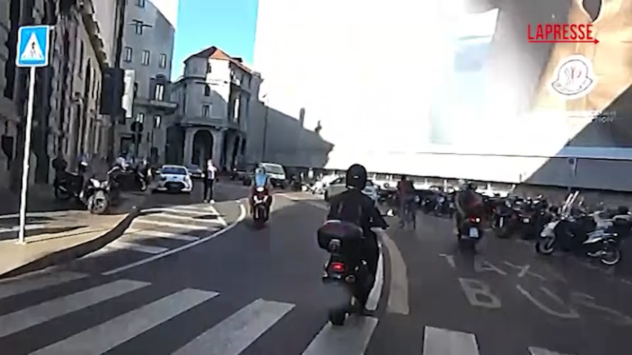 inchiesta milano assessore urbanistica tancredi lascia palazzo marino in scooter senza commentare
