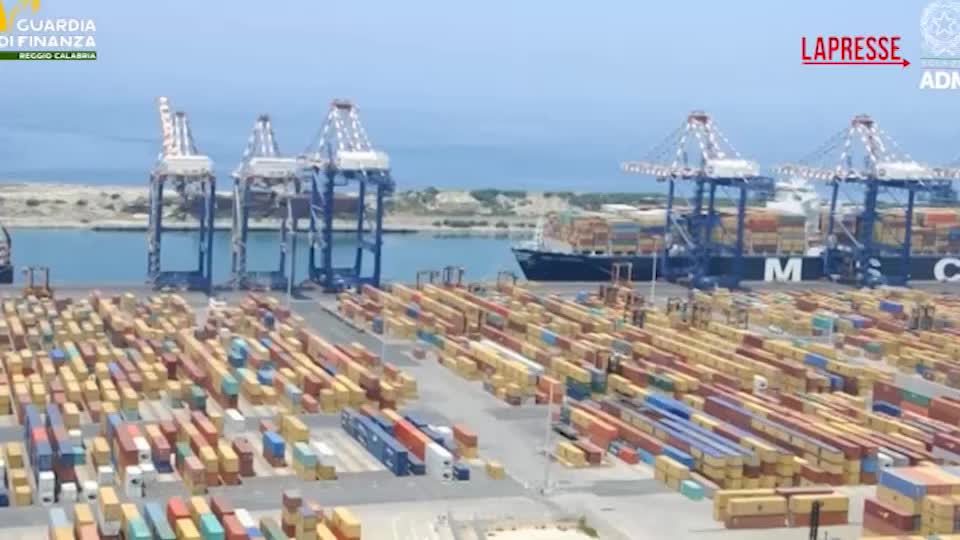 Gioia Tauro, sequestrati 1220 chili di marjuana nel porto Gioia Tauro, sequestrati 1220 chili di marjuana nel porto