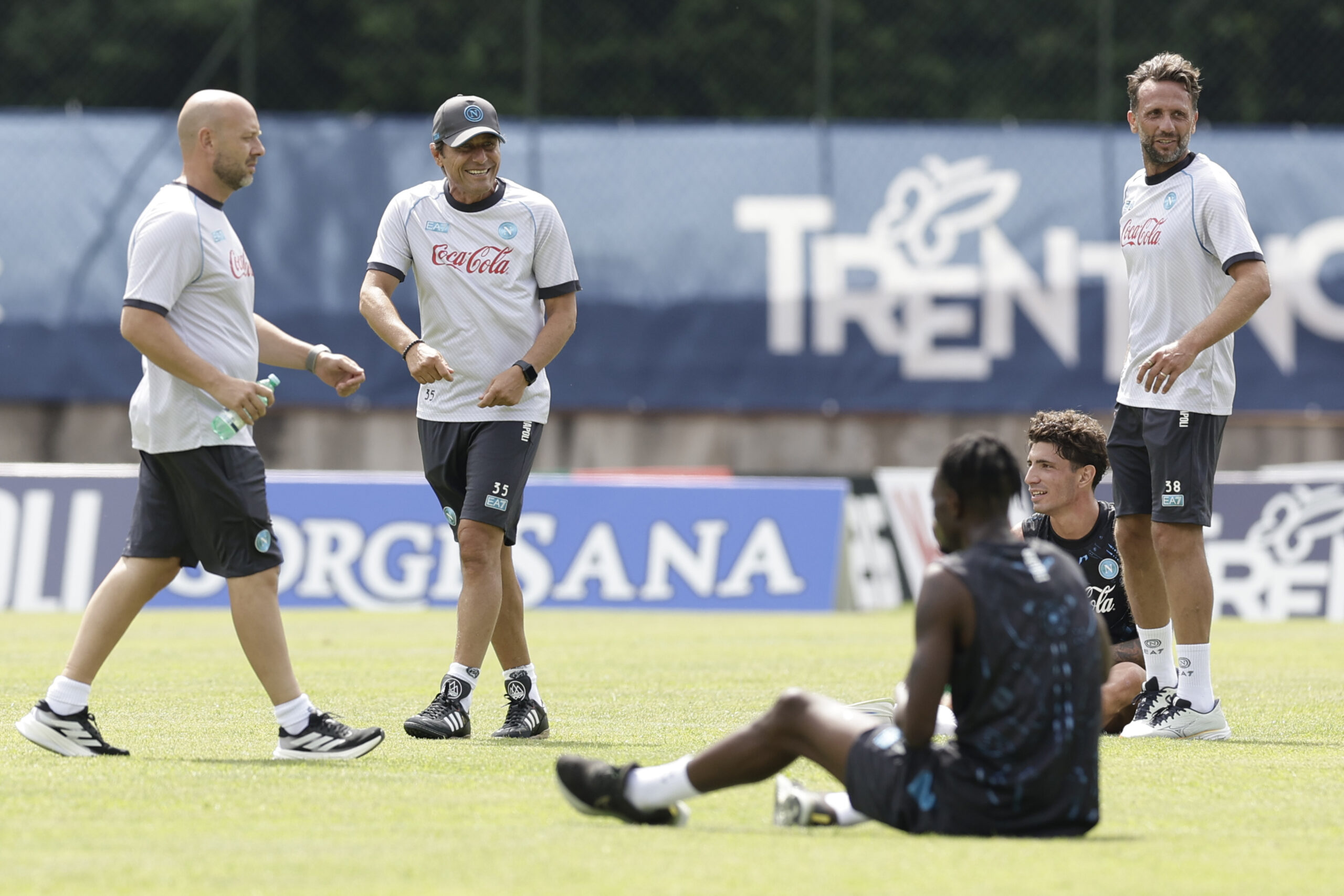 Antonio Conte oggi in conferenza: “Napoli favorito per lo scudetto”. E lancia un nuovo slogan