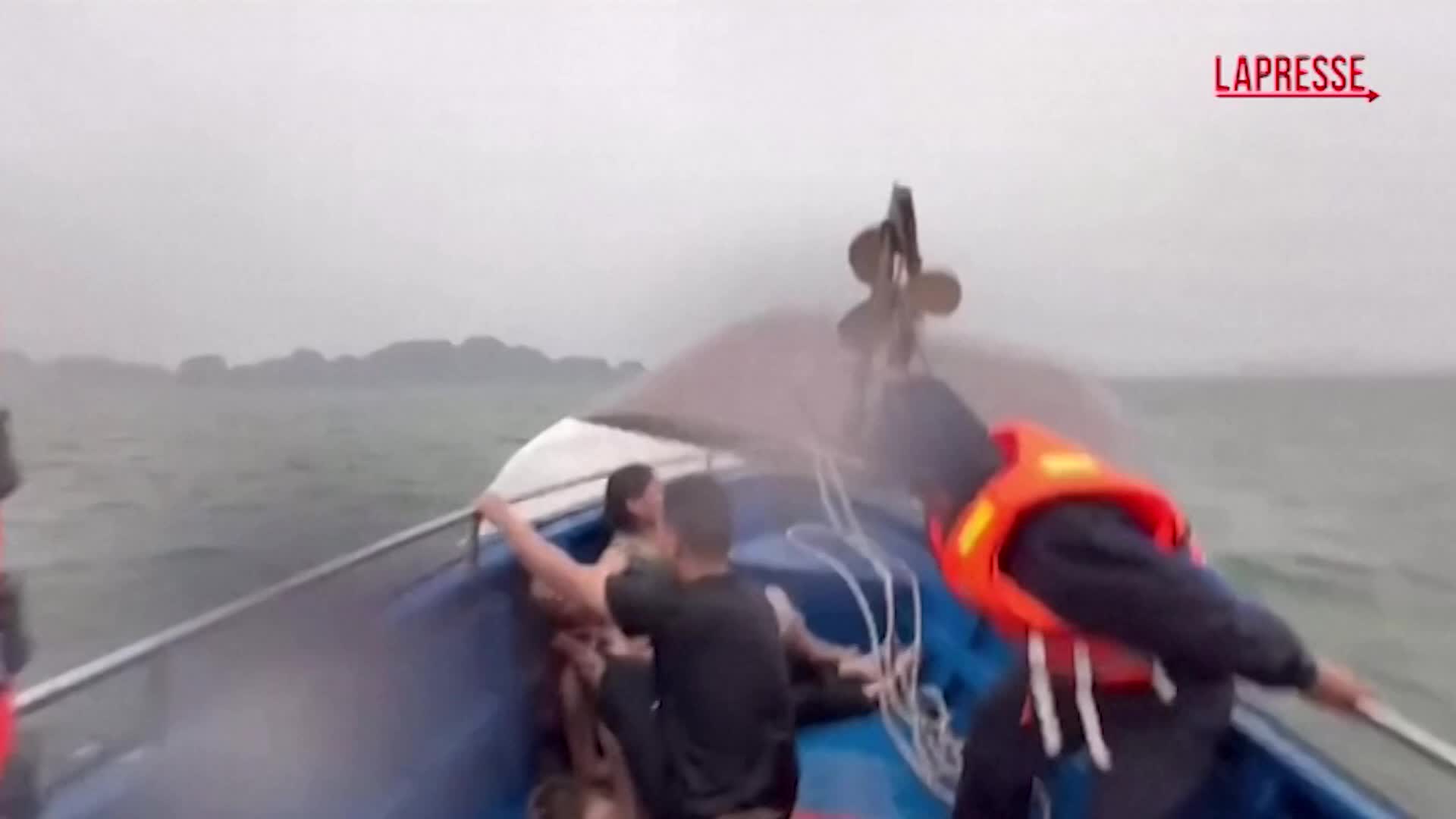 Vietnam, battello turistico si capovolge nella baia di Ha Long: morti e dispersi Vietnam, battello turistico si capovolge nella baia di Ha Long: morti e dispersi