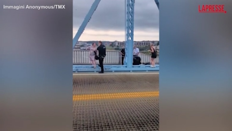 Usa, manifestanti picchiati dalla polizia a Cincinnati: il video