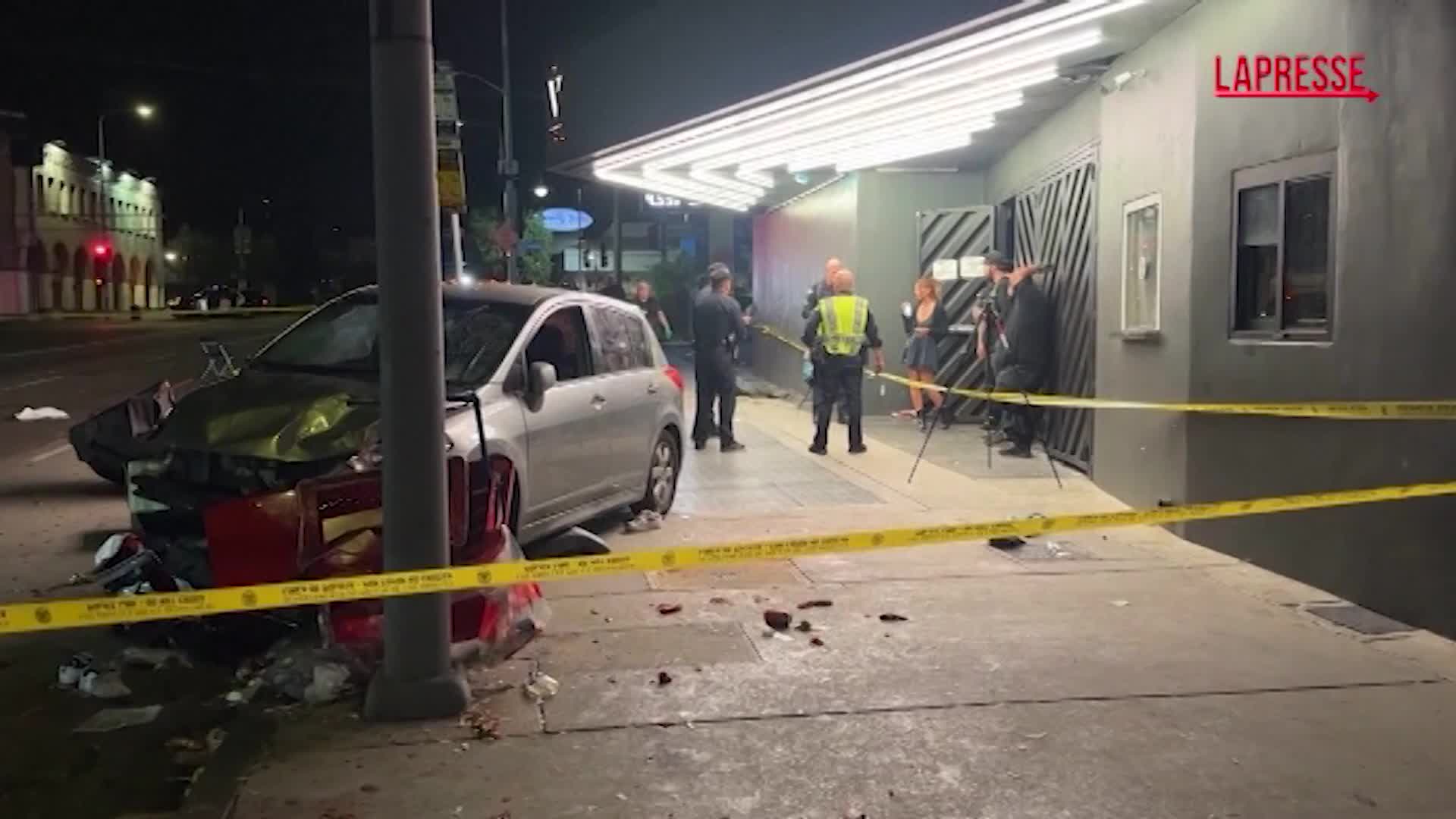 Auto sulla folla a Los Angeles, le immagini della macchina distrutta Auto sulla folla a Los Angeles, le immagini della macchina distrutta