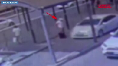 Milano, rubano zaino con orologi di lusso per 1,5 milioni: i malviventi ripresi della telecamere