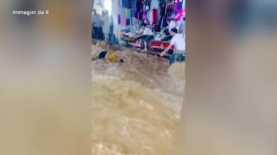 Alluvioni in India, persone trascinate dall'acqua ad Ajmer: i video sui social