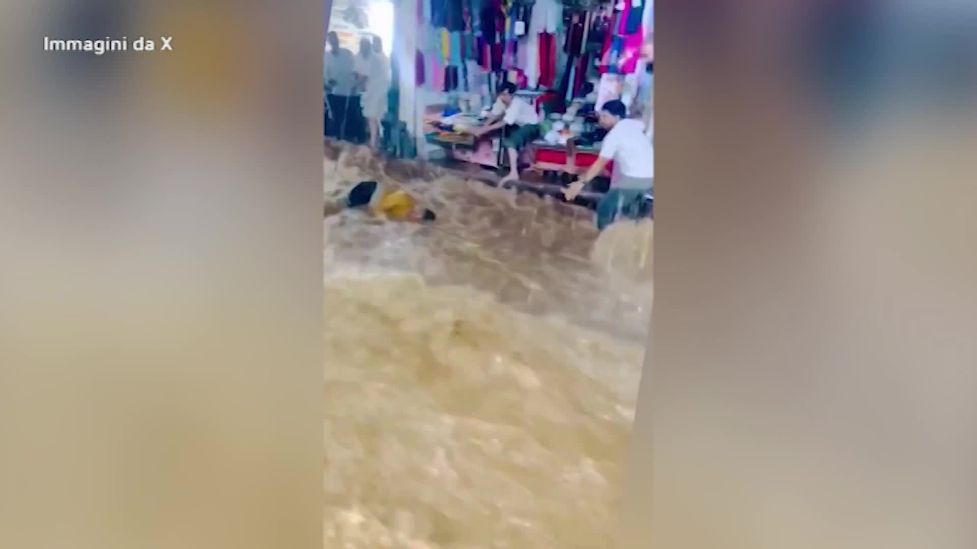 alluvioni in india persone trascinate dall acqua ad ajmer i video sui social