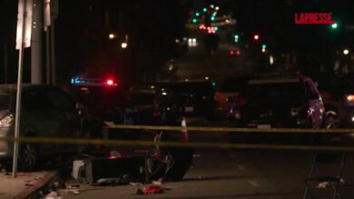 Los Angeles, auto su folla: “Una persona ferita da arma da fuoco”