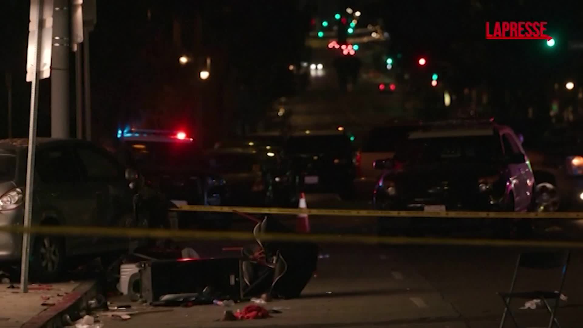Los Angeles, auto su folla: “Una persona ferita da arma da fuoco” Los Angeles, auto su folla: “Una persona ferita da arma da fuoco”