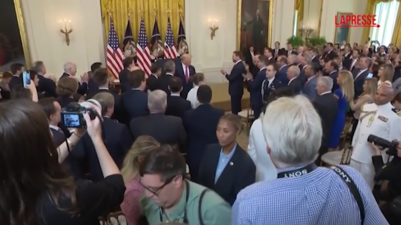 Criptovalute, Trump firma nuova legge e scherza: "La Genius Act chiamata così in mio onore" Criptovalute, Trump firma nuova legge e scherza: "La Genius Act chiamata così in mio onore"