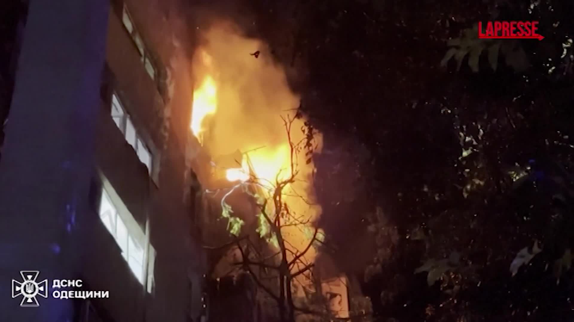 Ucraina, raid russo su Odessa: decine di persone evacuate da un palazzo in fiamme Ucraina, raid russo su Odessa: decine di persone evacuate da un palazzo in fiamme