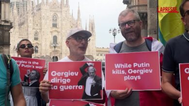 Gergiev, presidio a Milano contro il concerto del direttore d’orchestra vicino a Putin