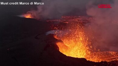 Islanda, il vulcano fa meno paura: turisti tornano ad ammirare lo spettacolo dell'eruzione