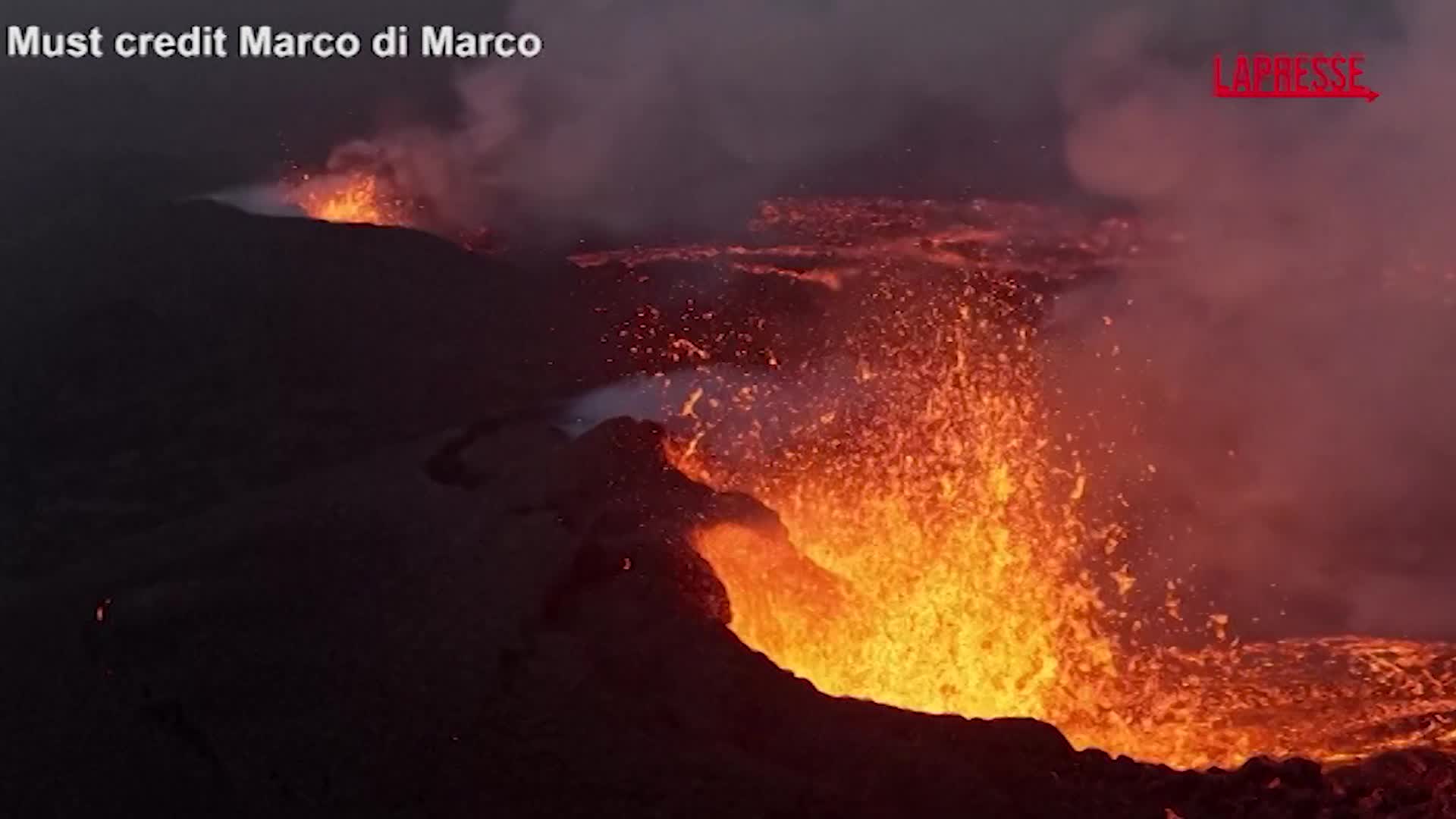 Islanda, il vulcano fa meno paura: turisti tornano ad ammirare lo spettacolo dell