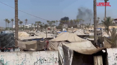 Gaza, colonne di fumo dopo i nuovi raid israeliani su Deir al-Balah