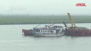 Naufragio battello turistico in Vietnam, barca rimorchiata in cantiere per essere sottoposta a indagini
