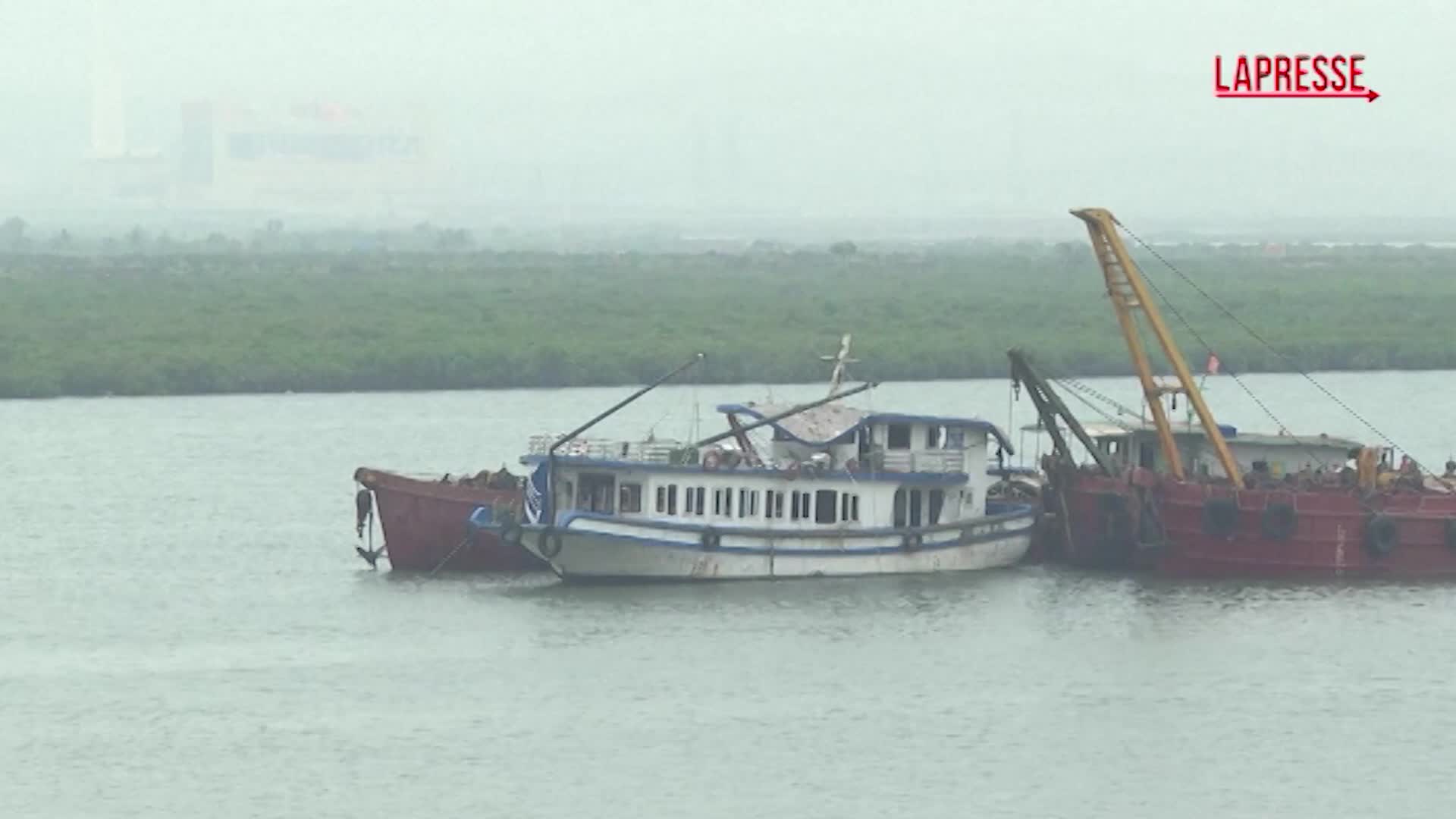 naufragio in vietnam barca rimorchiata in cantiere per essere sottoposta a indagini