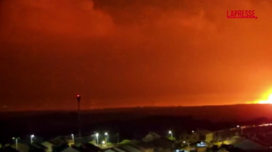 Gaza, grande esplosione nel nord della Striscia vista dal sud di Israele