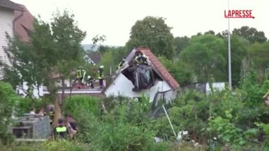 Germania, auto esce di strada e finisce sul tetto di un fienile: diversi i feriti