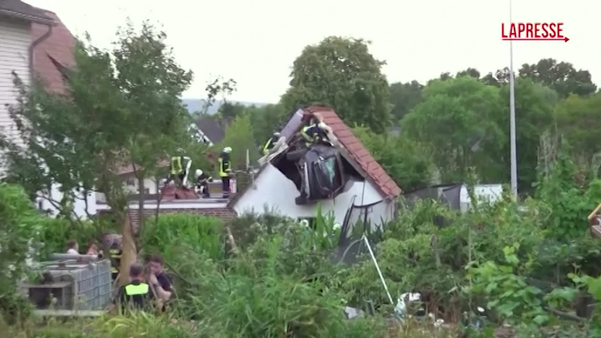 Germania, auto esce di strada e finisce sul tetto di un fienile: diversi i feriti Germania, auto esce di strada e finisce sul tetto di un fienile: diversi i feriti