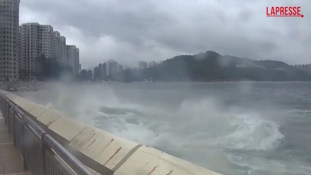 Hong Kong, allerta massima per l Hong Kong, allerta massima per l
