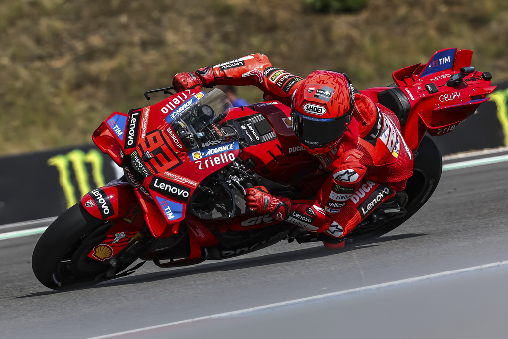 motogp 2025 il solito marquez trionfa in repubblica ceca secondo bezzecchi