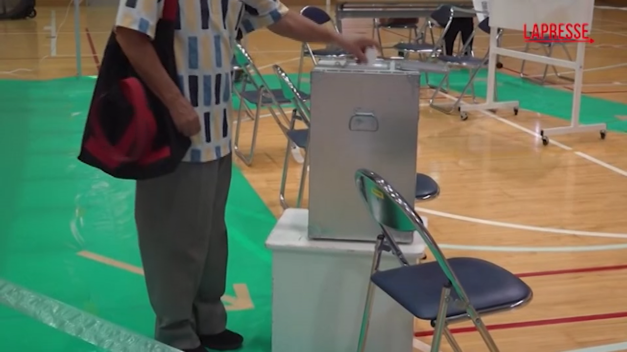Giappone al voto, rischio sconfitta per il primo ministro Ishiba: cittadini al seggio a Tokyo Giappone al voto, rischio sconfitta per il primo ministro Ishiba: cittadini al seggio a Tokyo