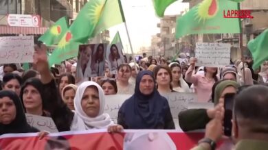 Siria, le donne curde manifestano a sostegno dei drusi di Sweida