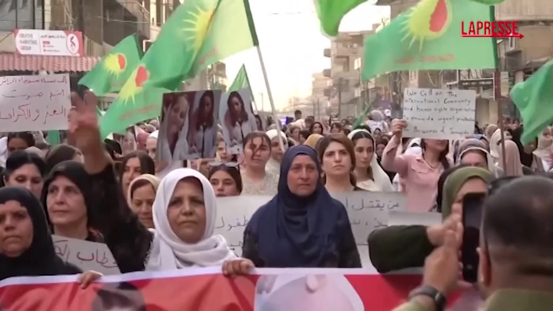 Siria, le donne curde manifestano a sostegno dei drusi di Sweida Siria, le donne curde manifestano a sostegno dei drusi di Sweida