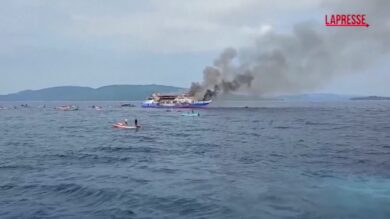 Indonesia, incendio su un traghetto: le immagini dei soccorsi