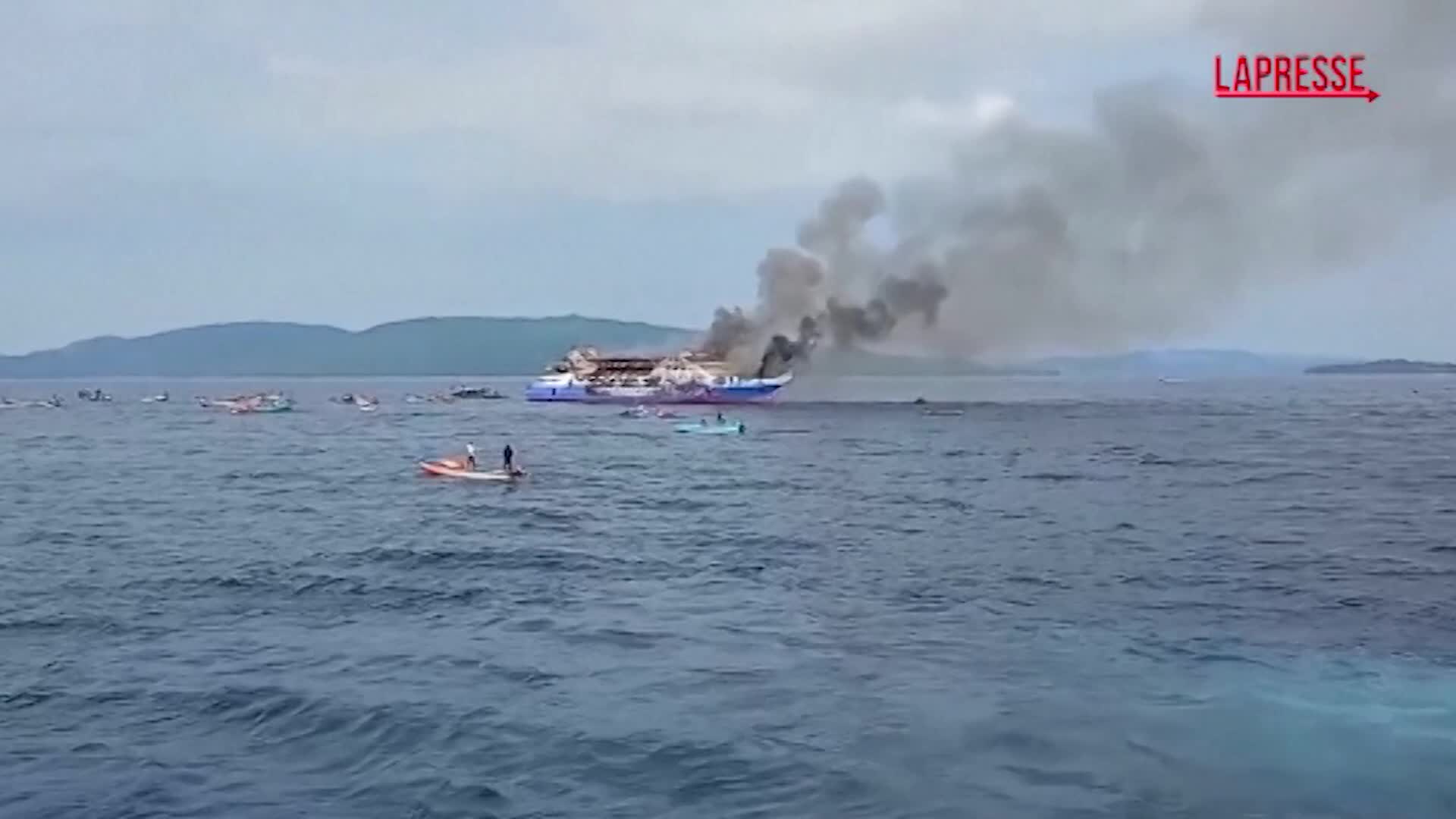 Indonesia, incendio su un traghetto: le immagini dei soccorsi