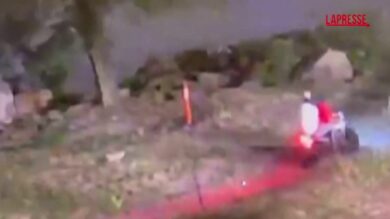 New York, agente fuori servizio ferito durante rapina: il video dell'aggressione