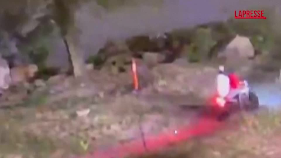 New York, agente fuori servizio ferito durante rapina: il video dell New York, agente fuori servizio ferito durante rapina: il video dell