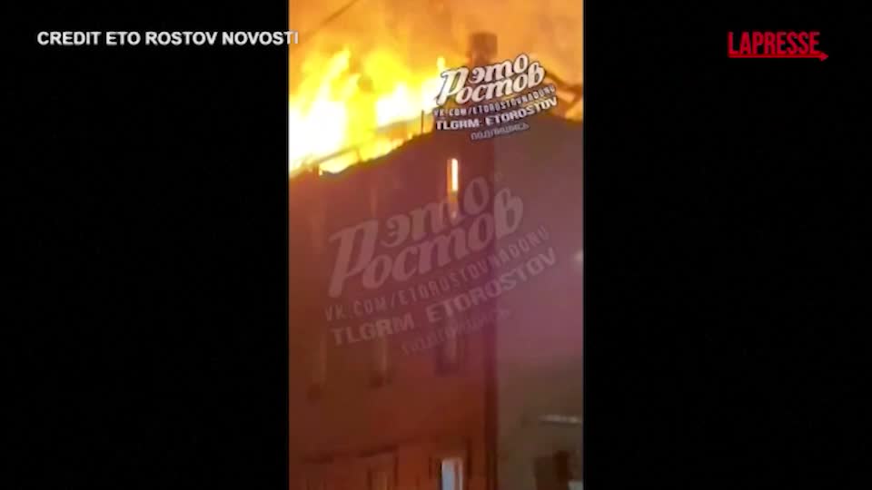 Russia, drone colpisce stazione ferroviaria: la struttura prende fuoco Russia, drone colpisce stazione ferroviaria: la struttura prende fuoco