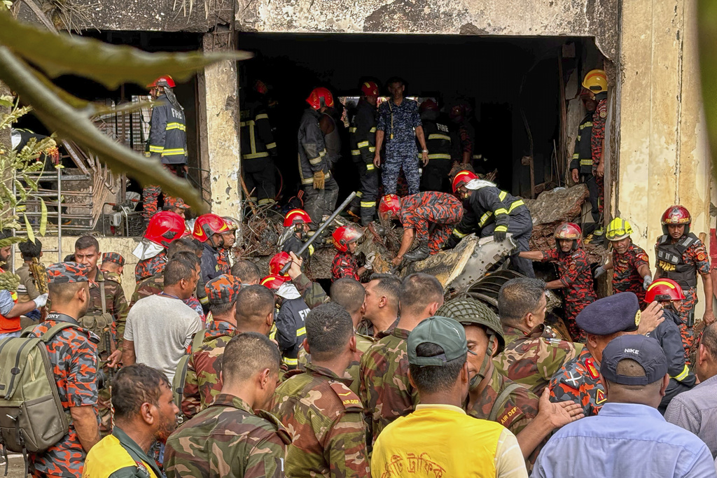 Bangladesh, jet aeronautica si schianta su scuola: almeno 16 i morti Bangladesh, jet aeronautica si schianta su scuola: almeno 16 i morti