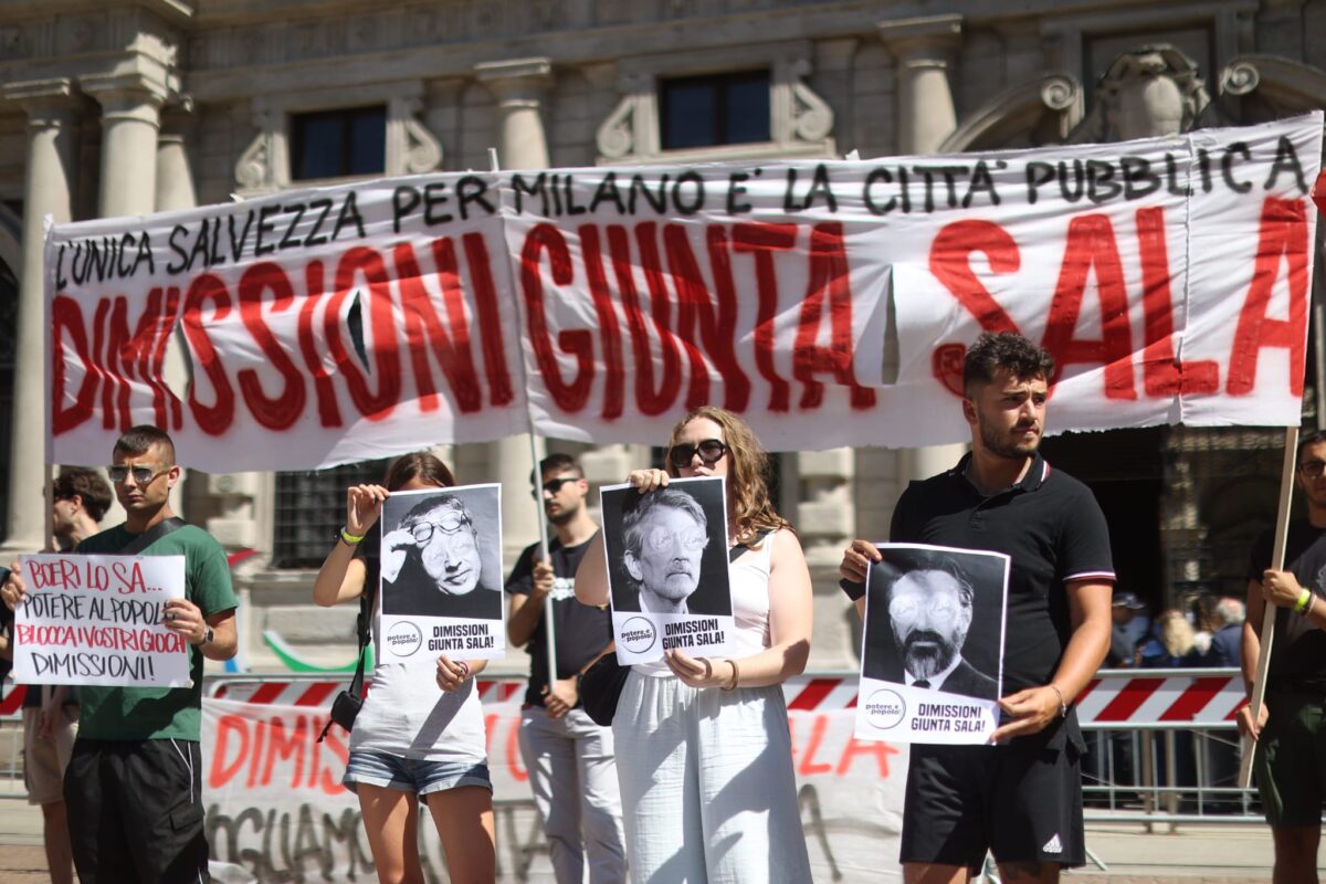 Manifestazione davanti a Palazzo Marino