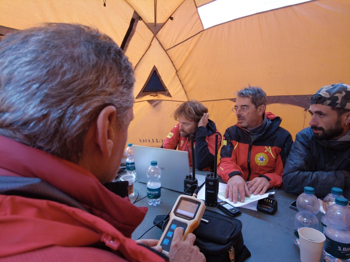 Galleria foto 'Cuneo, speleologo estratto da grotta in cui era rimasto bloccato' - foto 6