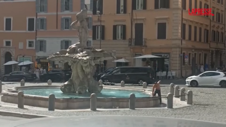 Caldo: a Roma uomo fa il bagno nella Fontana del Tritone
