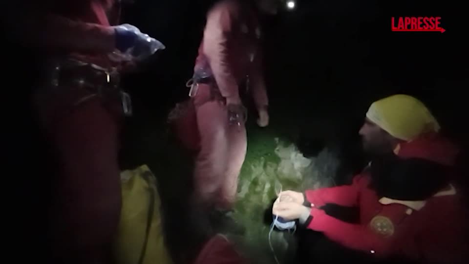 Speleologo bloccato in provincia di Cuneo, le immagini dei soccorsi Speleologo bloccato in provincia di Cuneo, le immagini dei soccorsi