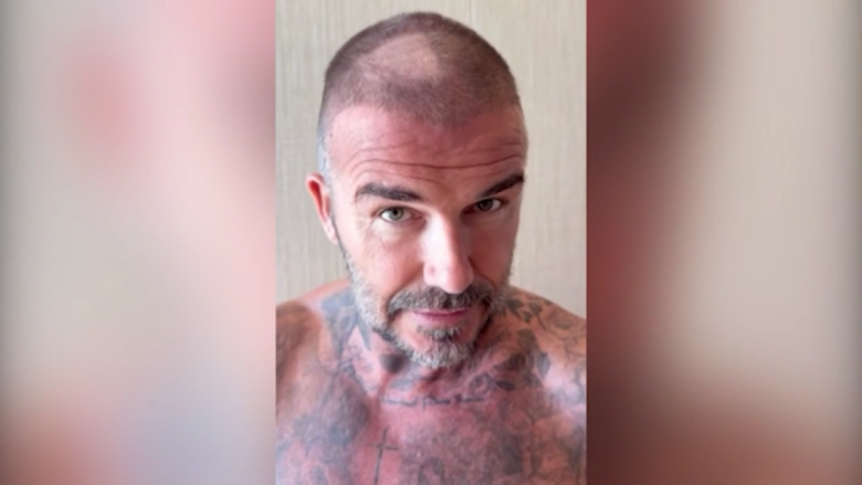 Beckham sbaglia a tagliarsi i capelli, la moglie Victoria lo prende in giro