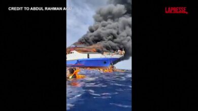 Indonesia, incendio traghetto: le immagini dell'imbarcazione in fiamme e dei passeggeri che cercano la salvezza in acqua