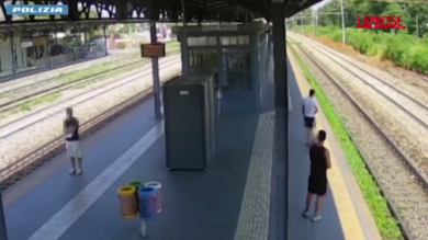 Accoltellano alla gola 26enne per rapina in treno, due giovani individuati grazie a telecamere sorveglianza