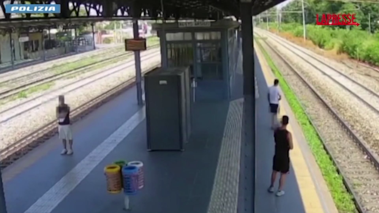 accoltellano alla gola 26enne per rapina in treno due giovani individuati grazie a telecamere sorveglianza