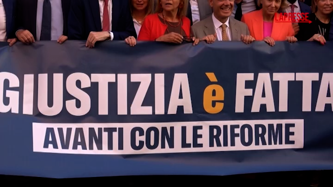 Separazione carriere, flash mob senatori FdI dopo approvazione riforma giustizia Separazione carriere, flash mob senatori FdI dopo approvazione riforma giustizia