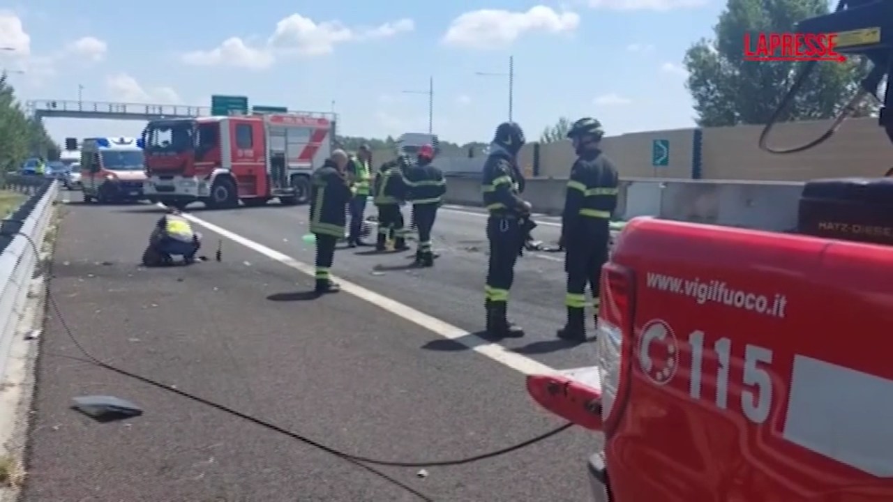 Brescia, ultraleggero precipita in autostrada: il video Brescia, ultraleggero precipita in autostrada: il video