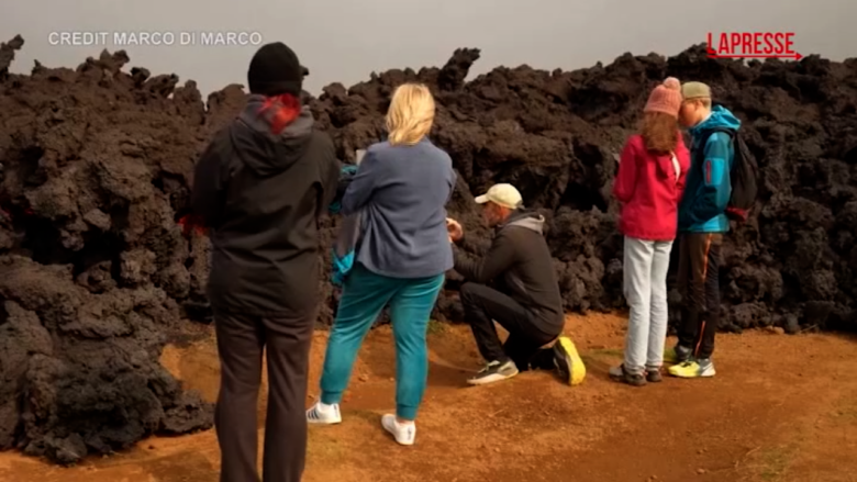 Islanda, eruzione vulcano a Grindavik: turisti si avvicinano alla lava per foto e video
