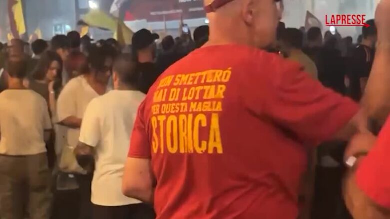 Roma, anniversario società giallorossa: in migliaia a piazza Navona