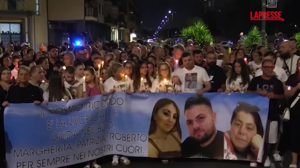 Scampia, fiaccolata in memoria delle vittime del crollo della Vela celeste Scampia, fiaccolata in memoria delle vittime del crollo della Vela celeste