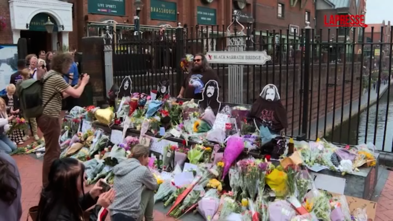 Ozzy Osbourne, il tributo dei fan nella sua Birmingham